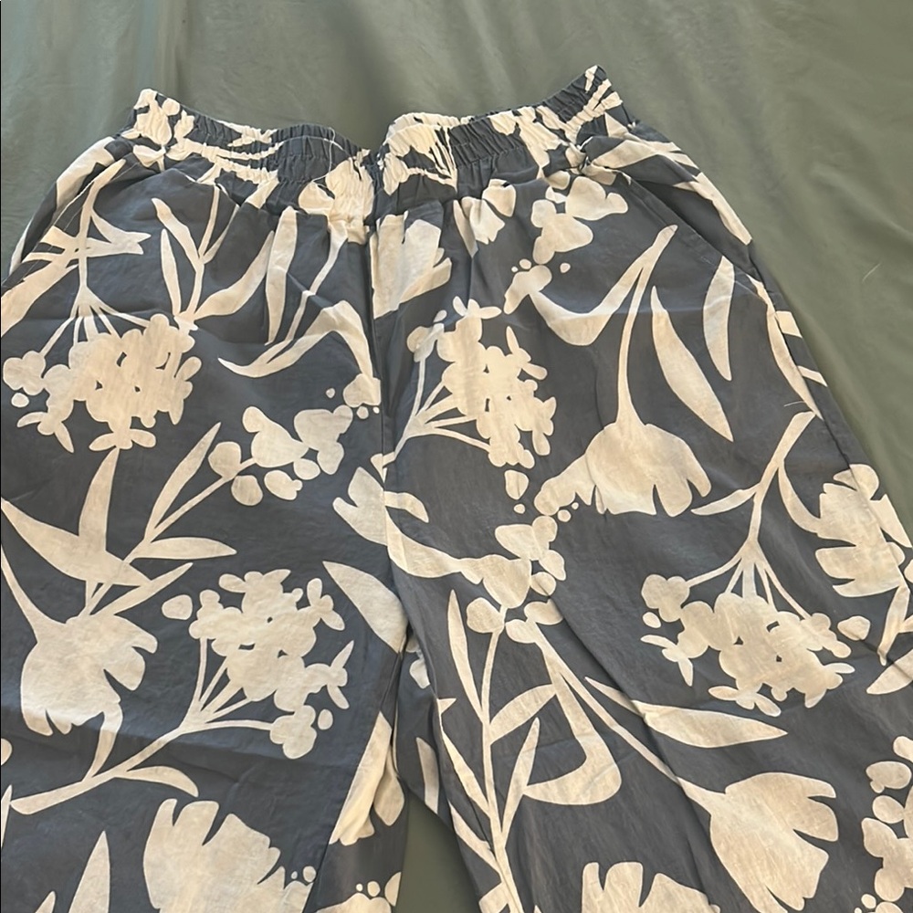 Floral Print Pants in Gray and White